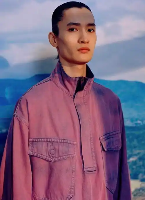 亮相;作为首个登上长城的中国男装品牌劲霸大秀上他也率领众男模出场