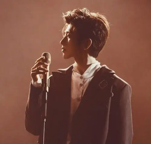 蔡徐坤的侧颜简直无敌了