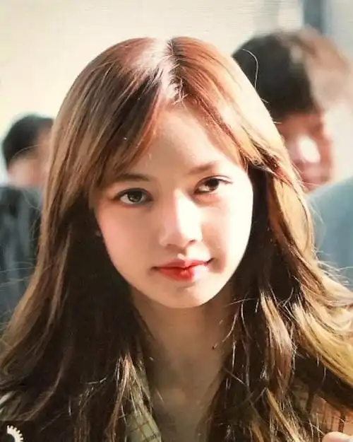 lisa为何一直留着刘海?当她"掀开刘海"后,网友:出人意料