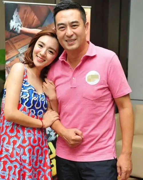 张嘉译全家低调出游,9岁女儿罕曝光,51岁老婆陪伴左右很贴心_网易订阅