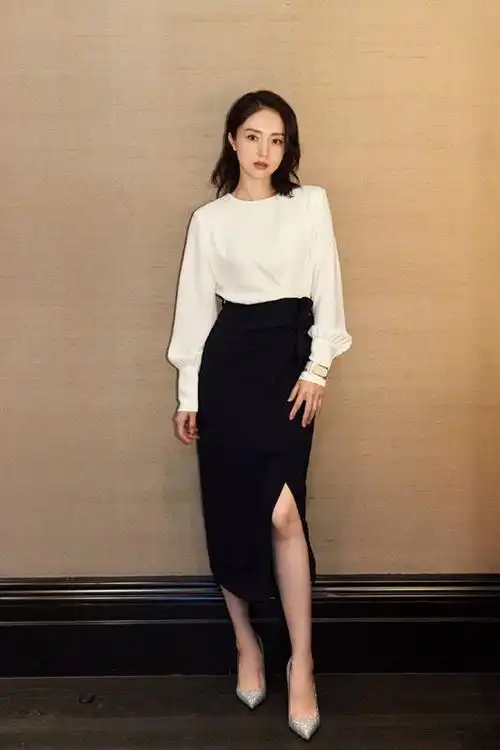 董璇来机场穿拼接色t恤还不够身上再系一件长袖可潮了