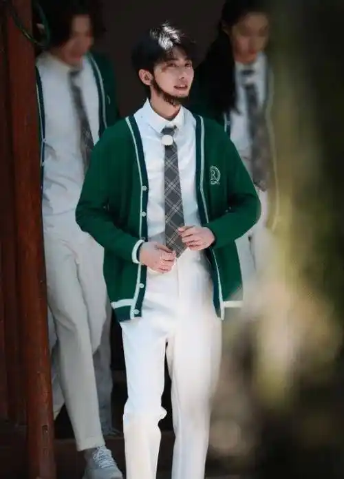 蔡徐坤路透照流出,穿白色运动服亮相,干净清爽少年感满满