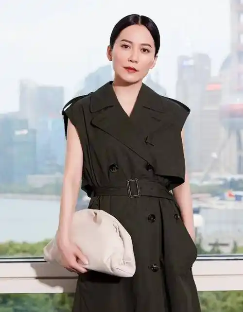 今年流行的是"云朵包",俞飞鸿背上后潮!