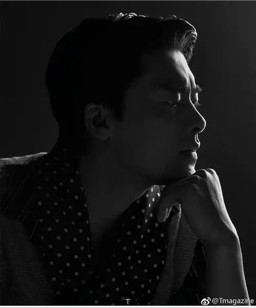 组图:李易峰中分黑镜框造型创意十足 光影下侧脸突显长睫毛