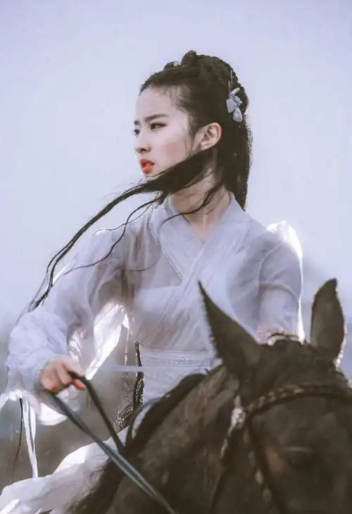 古装美女刘亦菲小龙女骑马唯美图