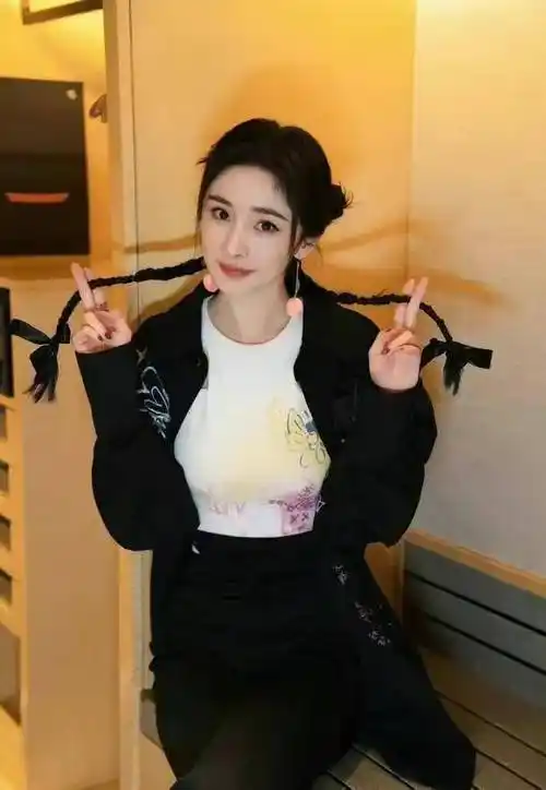 杨幂甜辣双生海报释出扎双丸子头变身功夫少女2