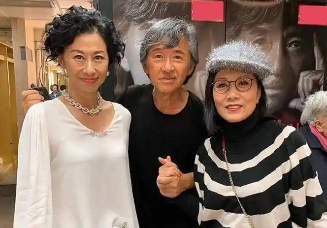 58岁叶倩文和汪明荃同框,皱纹明显气质佳,自然老去的样子真美_林子祥