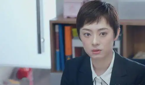 安家:房似锦被骂老土,穿短裙狠甩张乘乘8条街,她气炸了