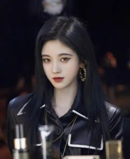 鞠婧祎大黑后终于要红了,咬唇卖萌楚楚可怜,这次竟然没被说_造型_时候