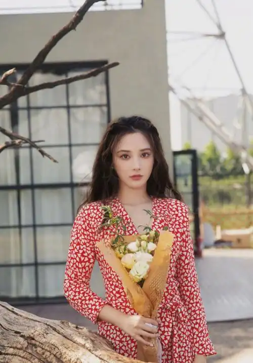 彭小苒穿碎花小红裙少女感爆棚美出新高度