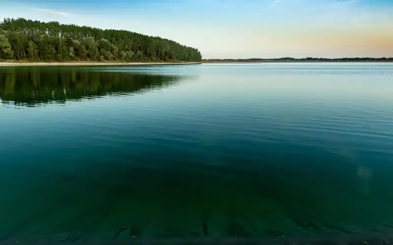 04096_天空晴朗湛蓝平静的湖面像一面镜子倒映着岸边的景色自然风景