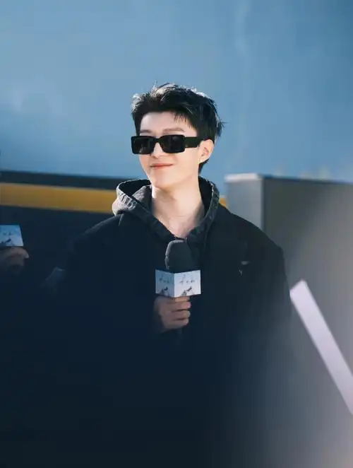 范丞丞白色挑染