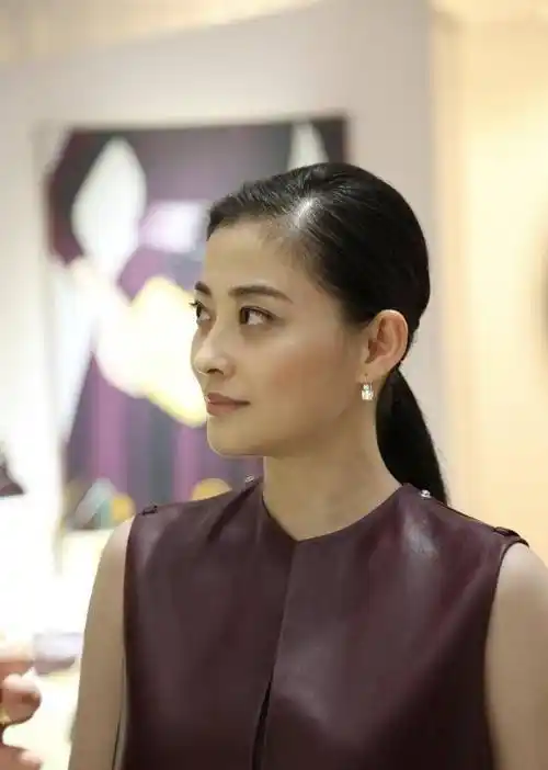 "梅婷"扎起马尾气质太减龄,穿简约皮质连衣裙,高级感扑面而来