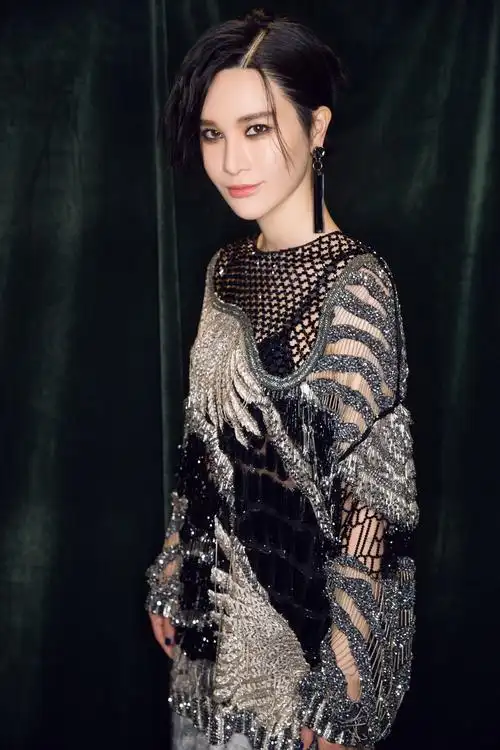 尚雯婕获年度时尚音乐先锋大奖 新歌舞台点燃全场