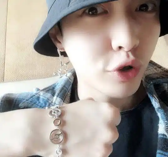 不过有一些细心的网友发现,张艺兴在录制《极限挑战》的时候,似乎涂了