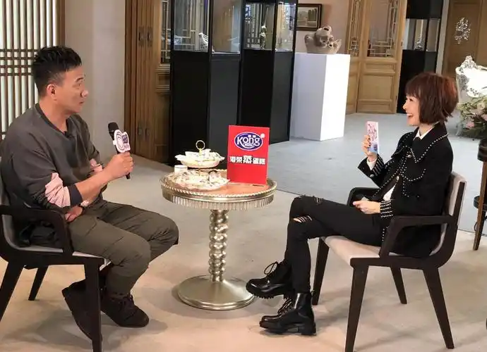 《鲁豫有约一日行》胡军公开一家四口相处之道 康康探班为妈妈筹备