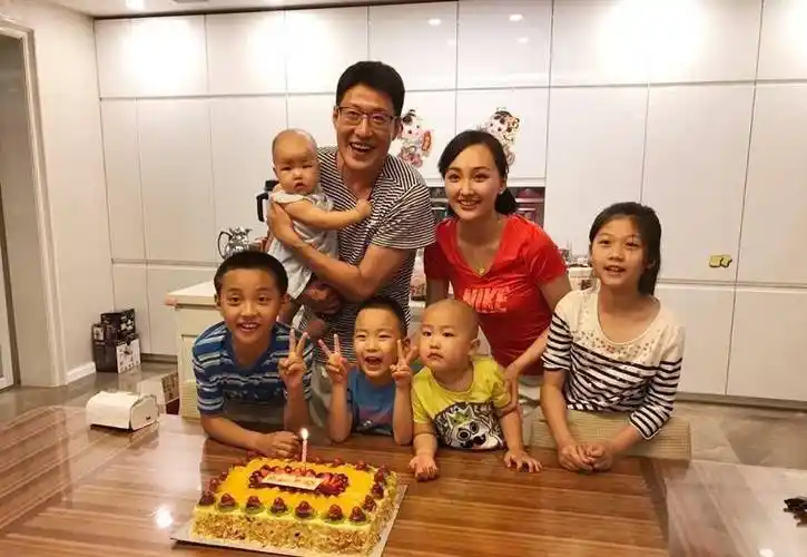 性格沉稳但又带有孩子气的于震,其妻子是今年32岁的话剧演员辛月.