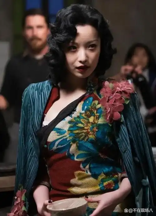 难尽了,她凭借一部《金陵十三衩》成功挤进"全球奖",可离开了老谋子后