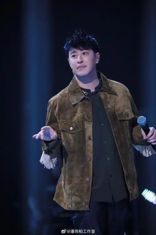 潘玮柏超话90#潘玮柏中国好声音#能量满分的歌手安静倾听的导师属于