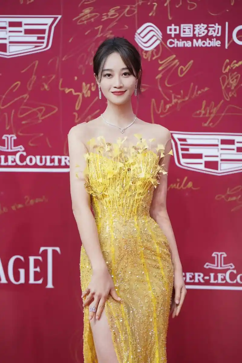 一身黄金战衣的#蓝盈莹# 与电影#一闪一闪亮晶晶#剧组一起走上#上海