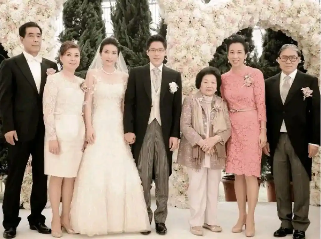 看到这张照片,才知道郭晶晶父亲如此气宇轩昂,母亲富贵旺夫,这气质