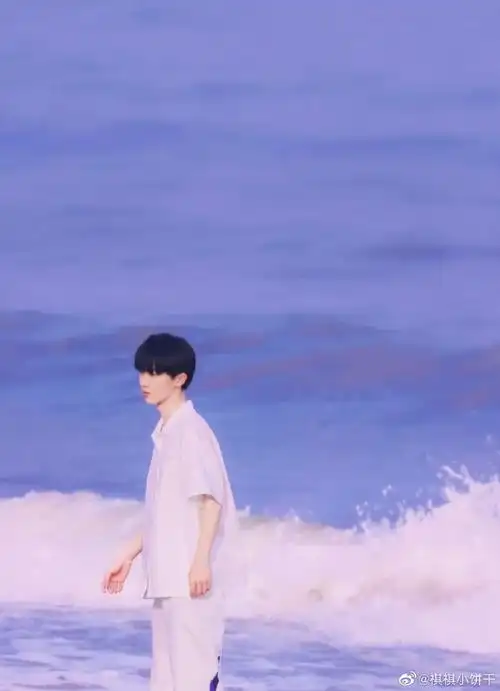 马嘉祺超话#初恋男孩马嘉祺#大海深处有一家便利店,售卖着蓝色的孤独.