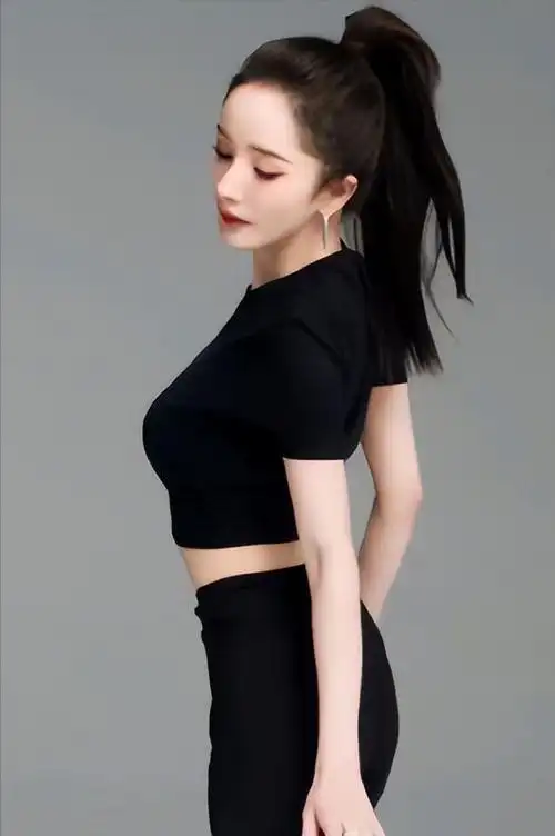 杨幂解锁纯黑造型,露出小蛮腰秀马甲线,魔鬼身材让人移不开眼睛