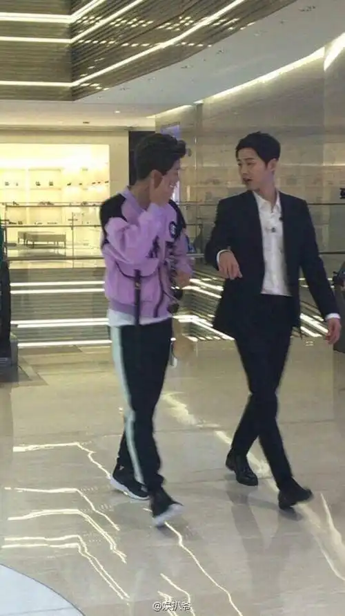 跟官方身高1米78的国民老公宋仲基在跑男里的合影,看起来也是差不多.