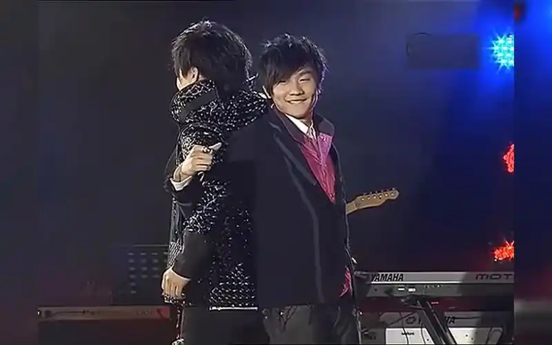 【林俊杰 胡彦斌】互唱成名曲,现场演示背对背拥抱