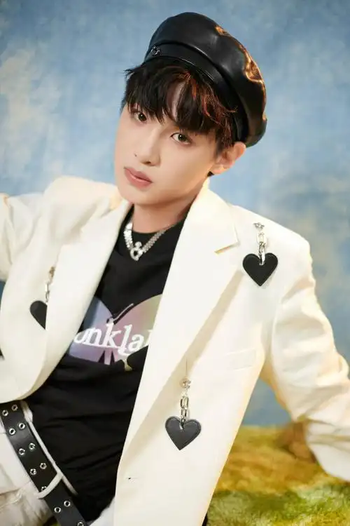 怎么会有男孩子这么适合贝蕾帽……|黄明昊|爱情神话_新浪新闻