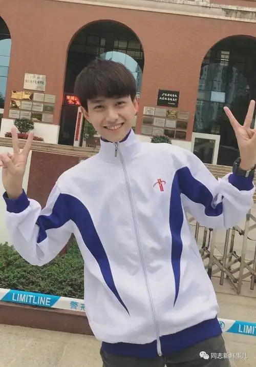 这95后的老师长得完全就跟学生一样嘛,年轻又帅气,这样的老师学生们