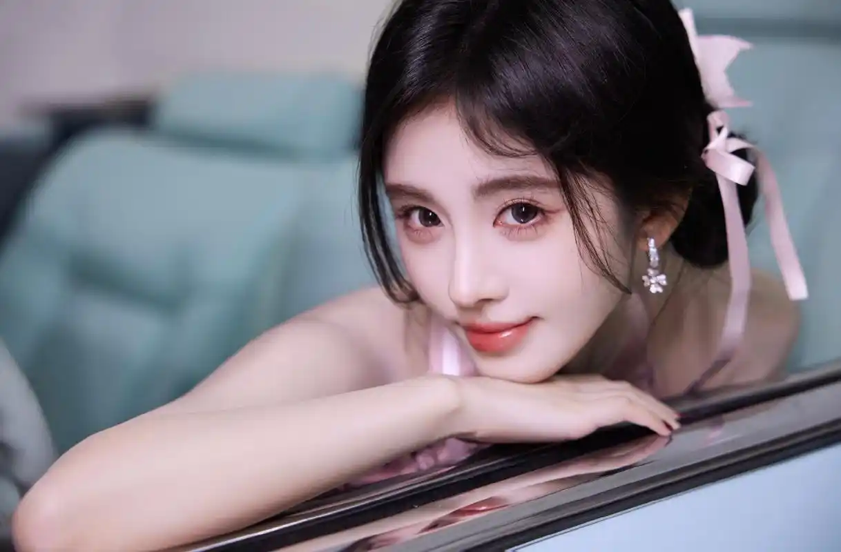 鞠婧祎穿粉裙娇俏可人 手拿甜甜圈卖萌