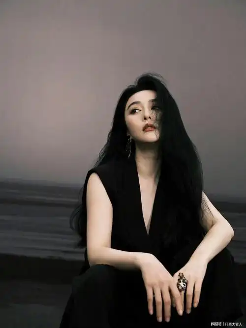 范冰冰最新时尚大片看起来好奇怪啊