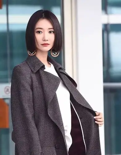 大表姐刘雯顺直的中分短发清新爽朗,中分的发型看起来让头部更轻盈