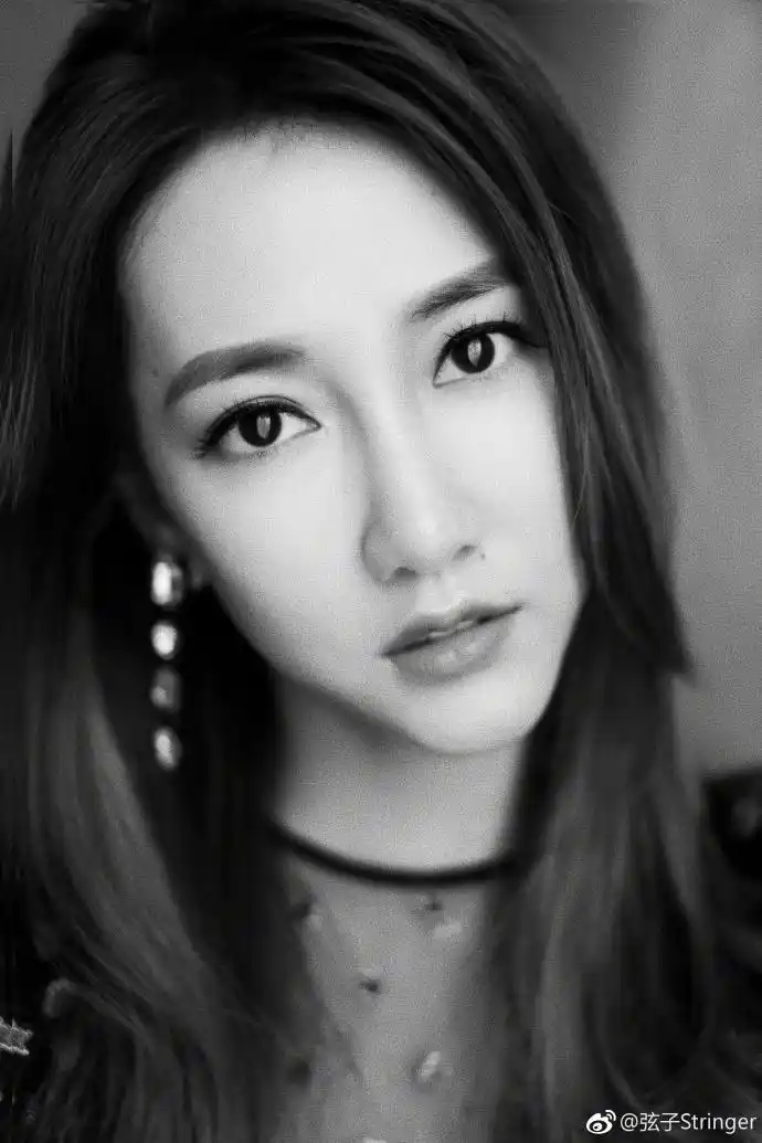 组图:弦子黑色薄纱裙秀长腿 妆容精致表情高冷撩人