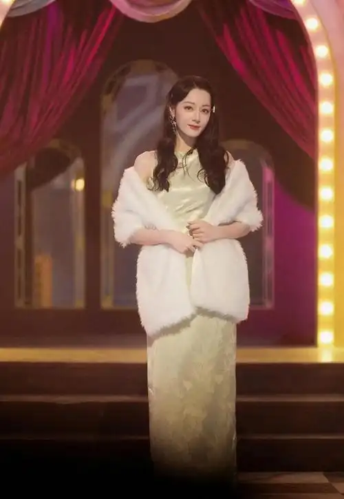 迪丽热巴一袭淡绿色旗袍温婉淡雅,一颦一笑妩媚动人