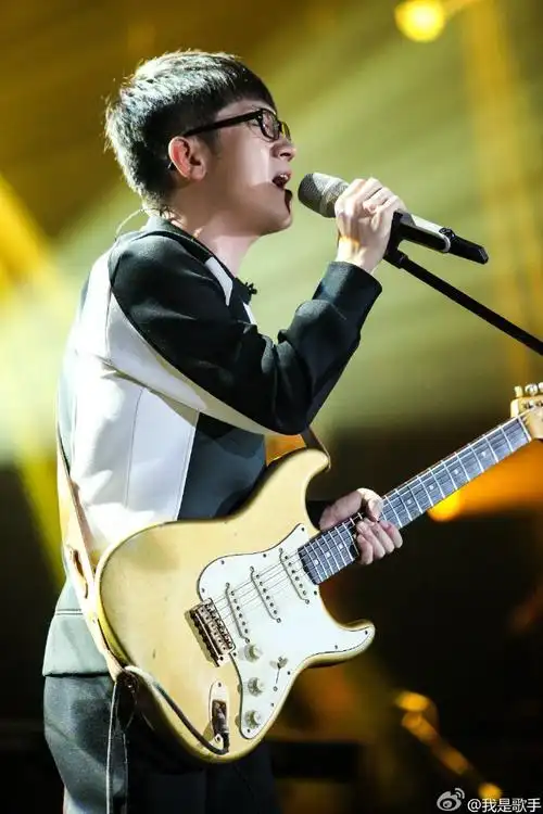 我是歌手#@金志文-gt彩排私照,本周,金志文抱着吉他演唱了一首将近半