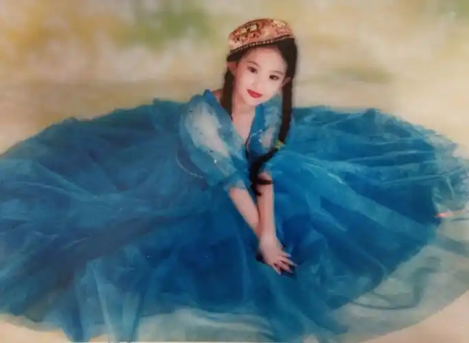 刘亦菲珍贵童年照