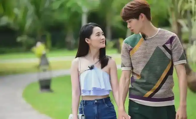 魏大勋和李沁公园约会一个帅气十足一个青春靓丽两人太搭了