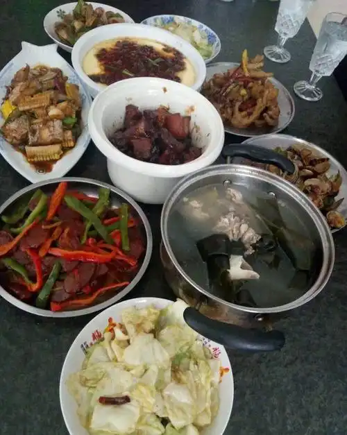 1/9 未来弟媳来家里吃饭,我和妈妈做了一桌子的菜招待她