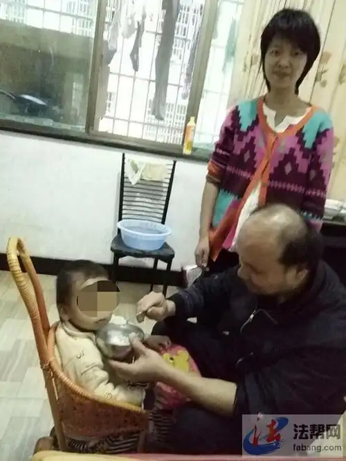 男子蜗居靠捡垃圾养智障妻与脑瘫儿:我不会放弃-法治时讯-法帮网