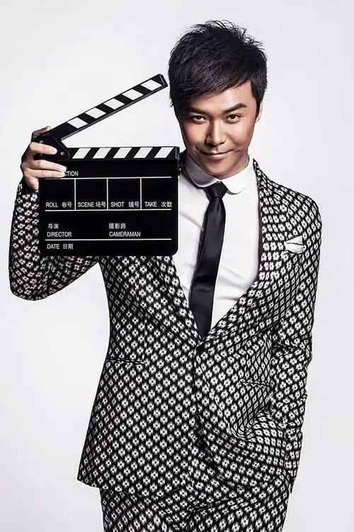 《唐探》导演陈思诚,当街与辣妹搂抱十指紧扣,且颜值不输佟丽娅