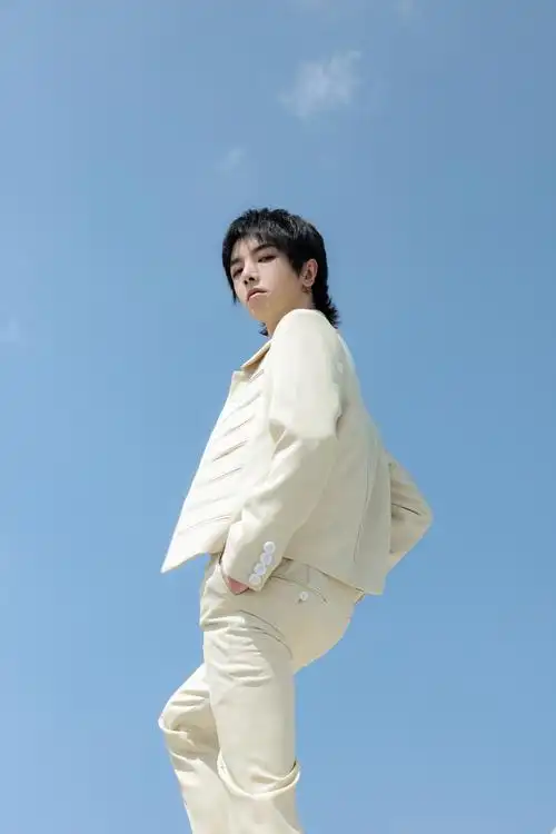 风影摇曳,是等待夏日到来的期盼,是盈满而溢的湛蓝