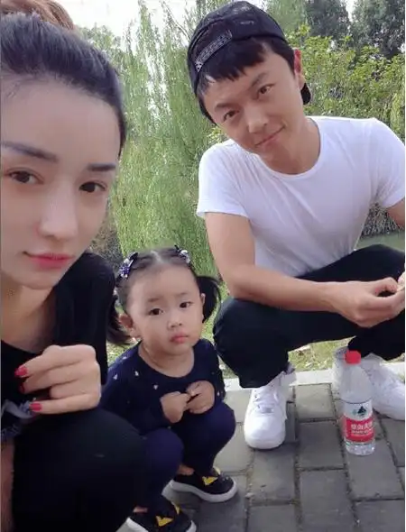 2013年,谢苗与在《宫锁珠帘》中出演"太子妃"的何彦霓夫妇两人在北京