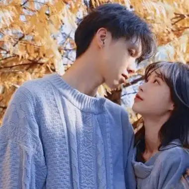 四目相视的深情唯美情侣头像一左一右