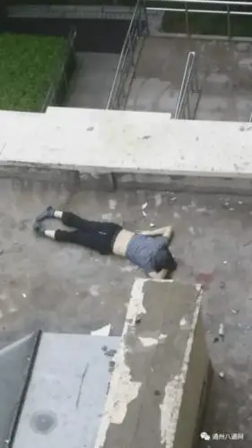 今天6点,一位业主发现26号楼1单元楼台上摔了一个人,随后联系物业并