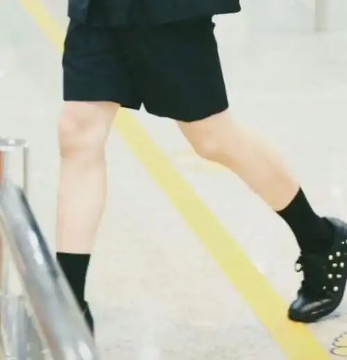 蔡徐坤学00后露脚踝以为赶潮流镜头放大那一刻网友瞬间泪奔