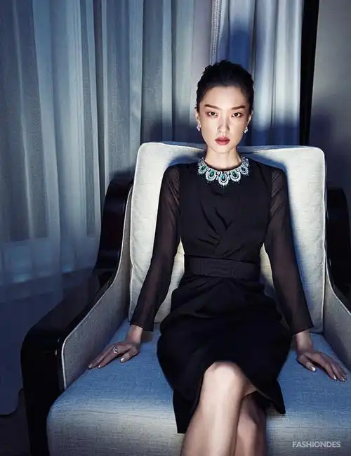 杜鹃为香港杂志《prestige》拍摄封面时装大片