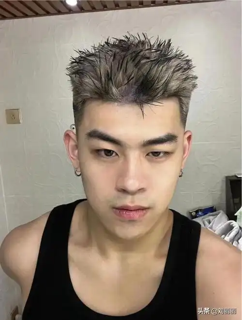 最近比较流行的发型男(最近流行的男生发型)