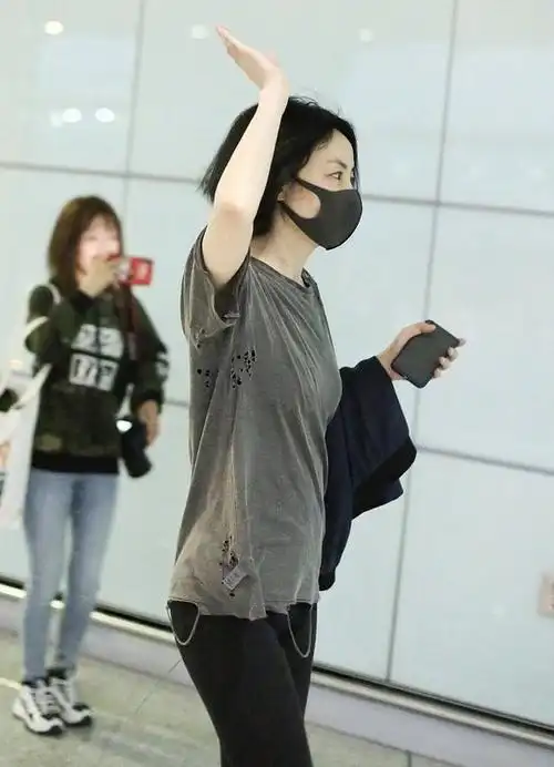 【王菲的青春态度与时尚选择】王菲的这次街拍,无疑给我们提出了一个